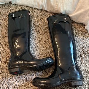 Women's Original Tall Black Gloss Buckle Strap HUNTER Rainboots. Size US 8.